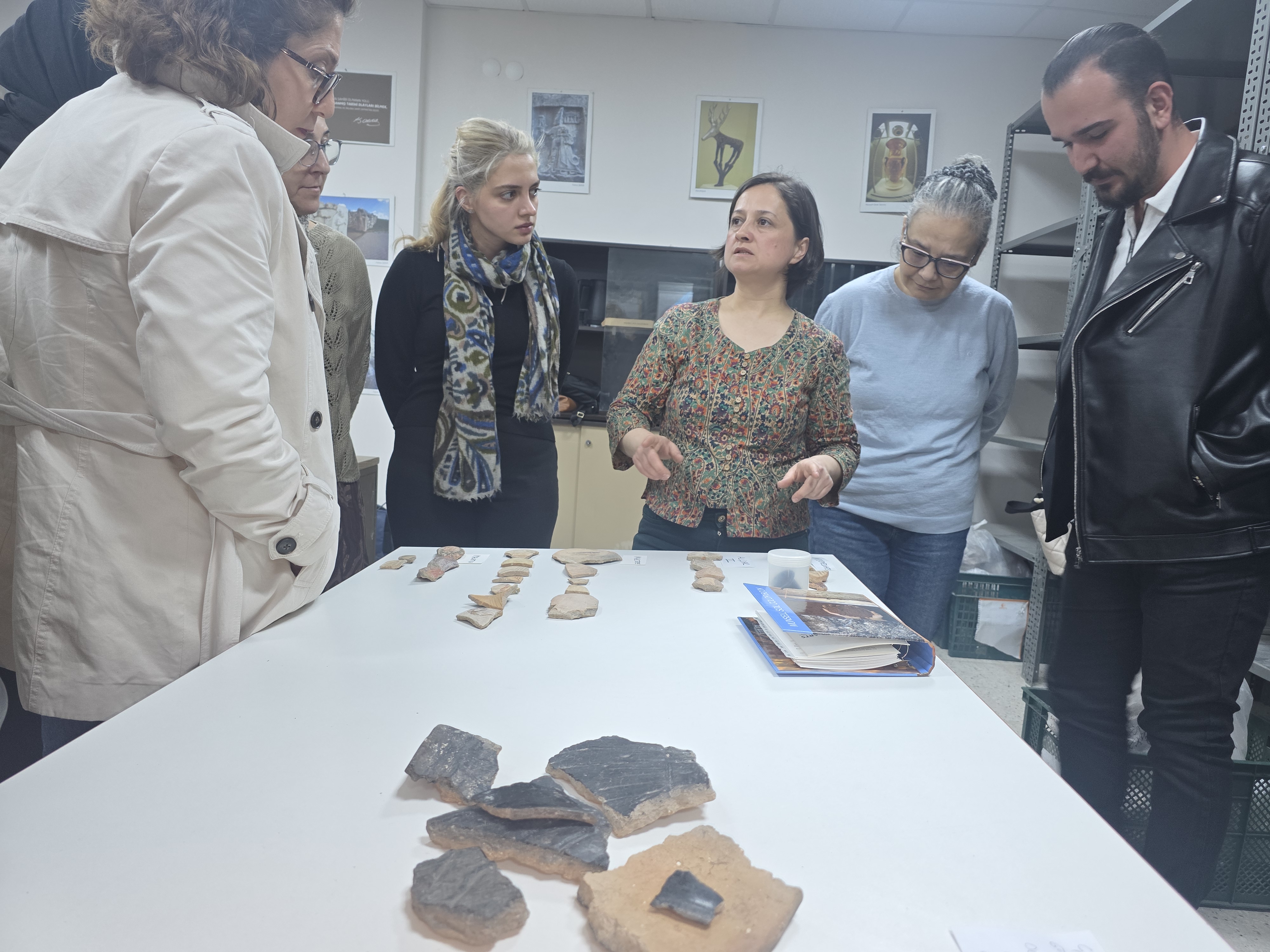 aa-20260422-41181532-41181514-sivas-cumhuriyet-universitesinde-arkeolojik-yuzey-arastirmalari-isiginda-sivas-seramikleri-calistayi-duzenlendi.jpg
