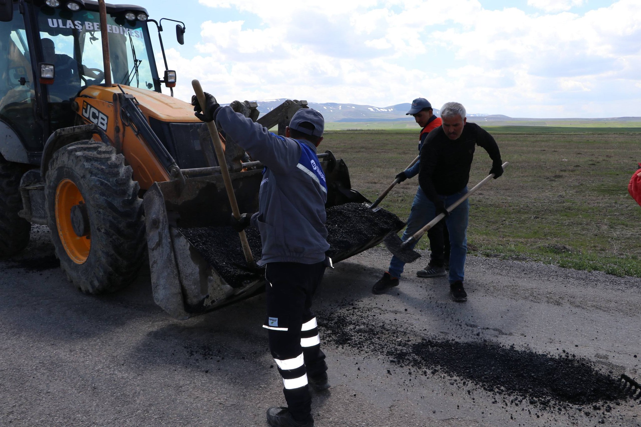 aa-20260430-41253246-41253244-ulasta-bozulan-yollarda-asfalt-yama-calismasi-baslatildi.jpg