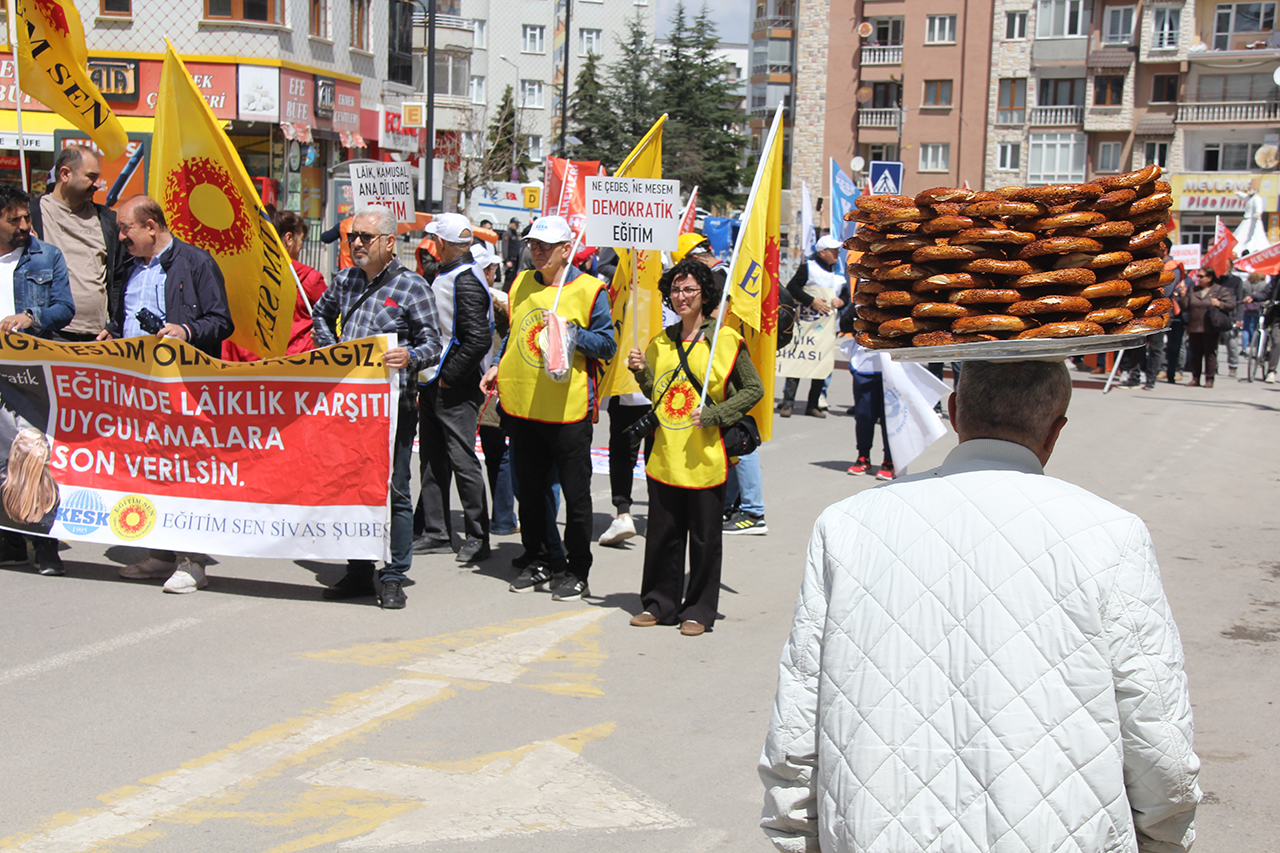 sivasta-davullu-zurnali-1-mayis-kutlamasi2.jpg