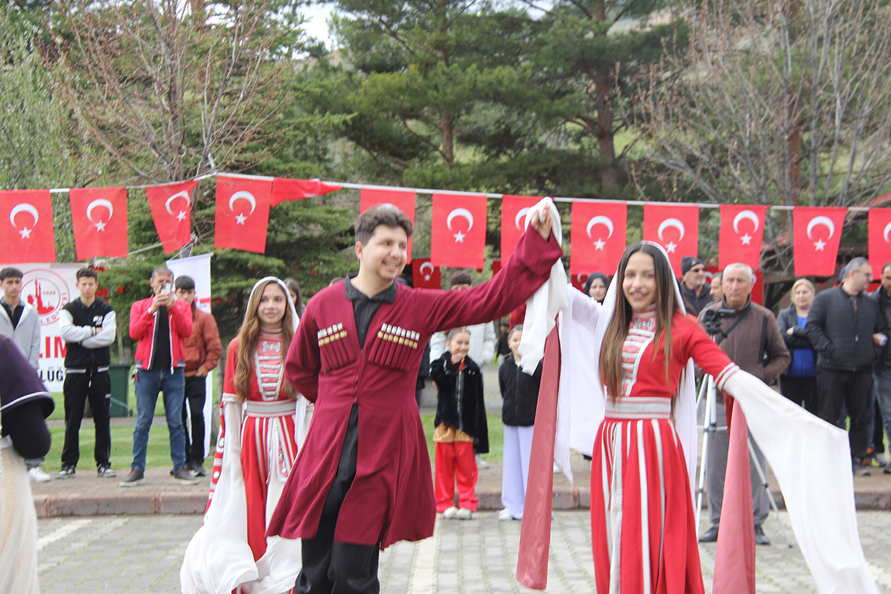 sivasta-hidirellez-kutlamalari-renkli-goruntulere-sahne-oldu-6.jpg