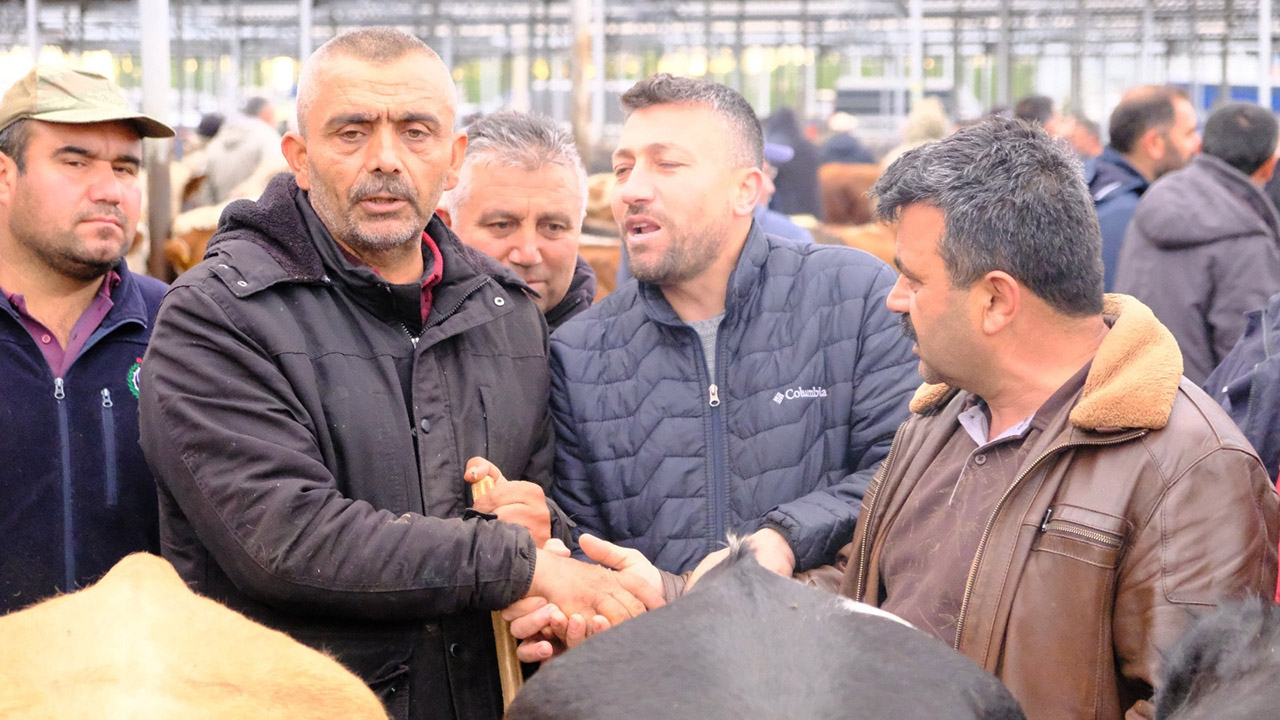 sivasta-kurban-pazarinda-tartim-mesaisi-4.jpg
