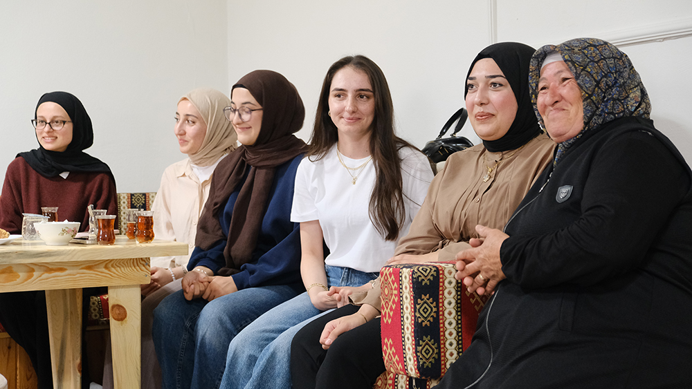 aa-20260521-41448605-41448602-sarkislada-universite-ogrencilerinden-yaslilara-ziyaret.jpg