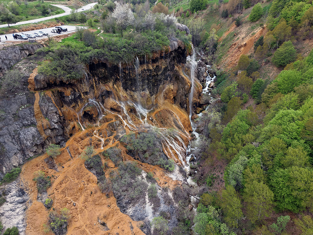 aa-20260602-41552693-41552688-sivasta-dipsiz-gol-yagislarin-ardindan-sari-renge-burundu.jpg