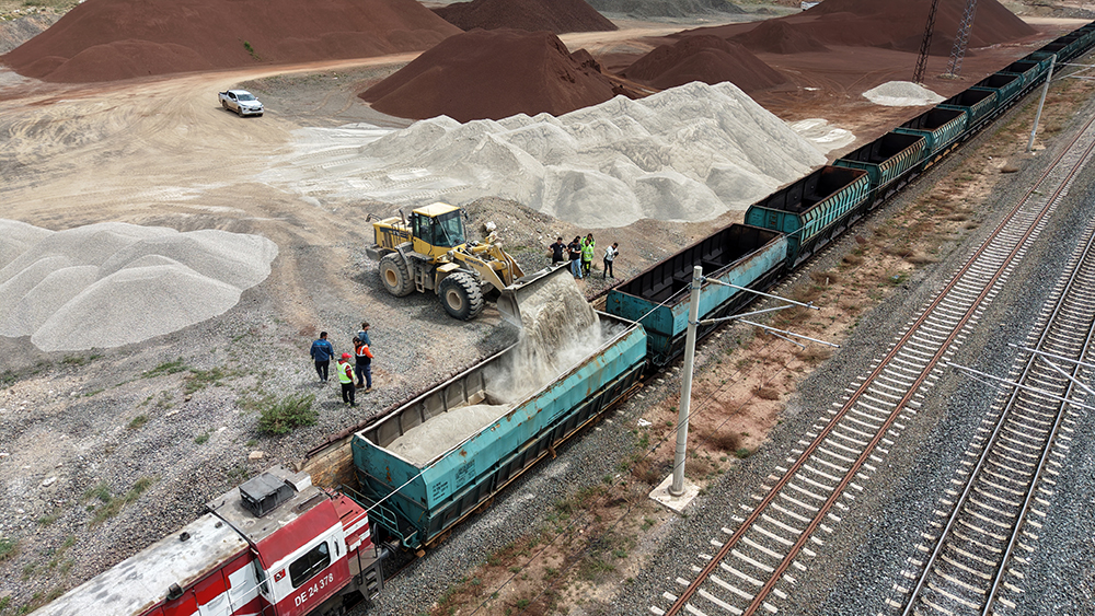 aa-20260606-41593118-41593113-sivasin-yollarina-serilecek-tas-tecer-dagindan-sehre-trenle-tasiniyor-001.jpg