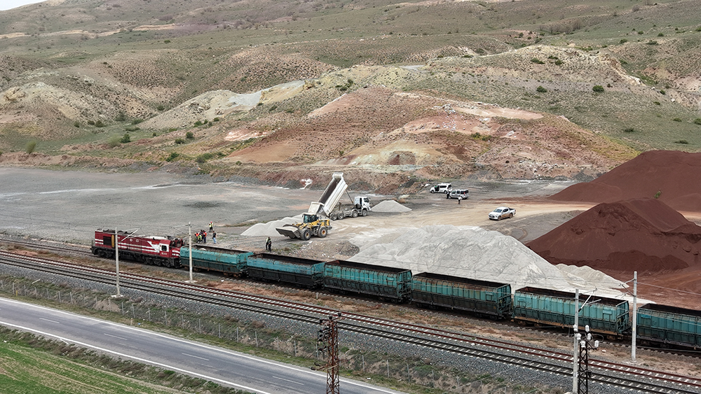 aa-20260606-41593118-41593116-sivasin-yollarina-serilecek-tas-tecer-dagindan-sehre-trenle-tasiniyor-001.jpg