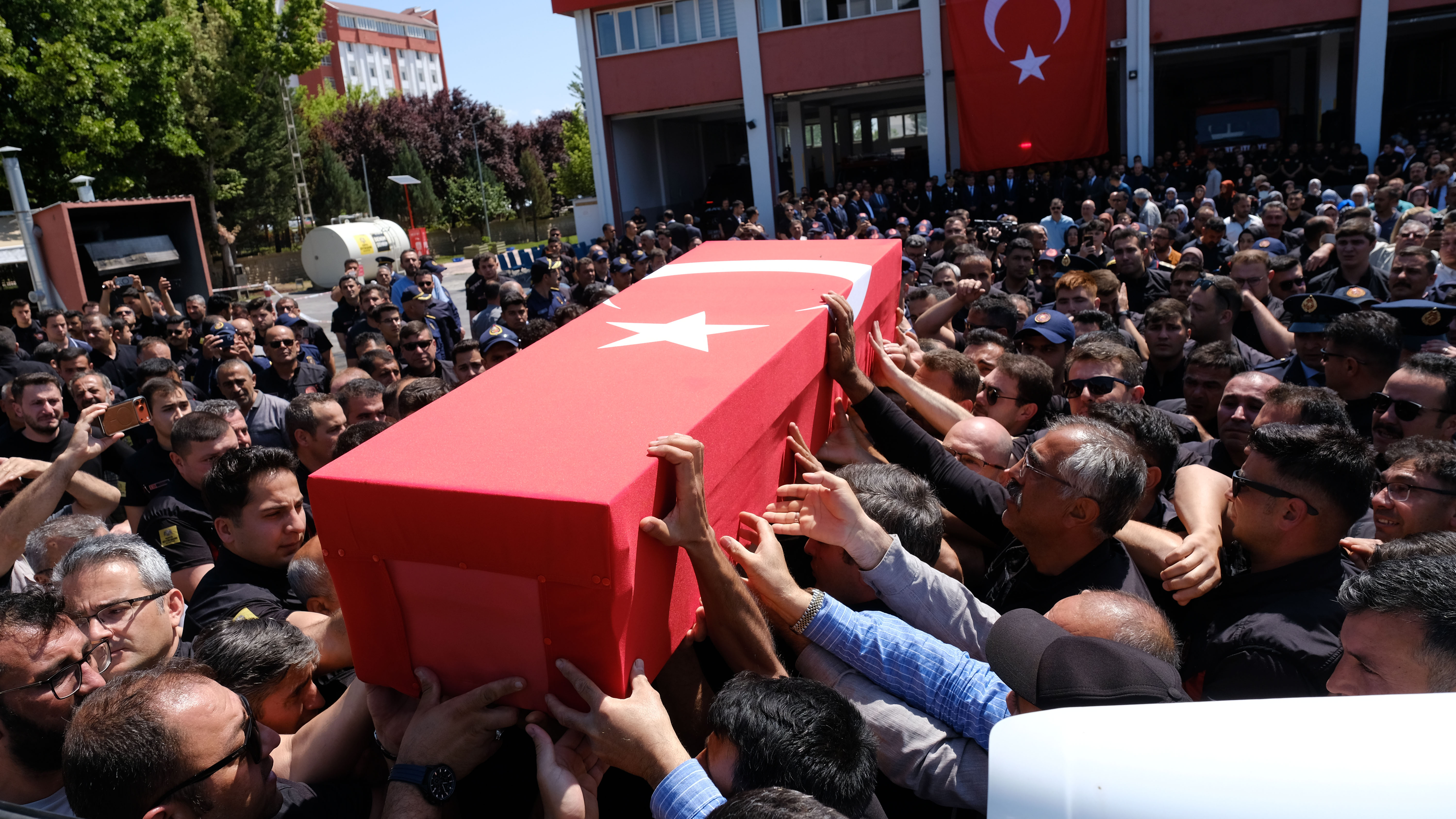 sehit-iffaiye-eri-son-yolculuguna-ugurl-1353352-401851.jpg