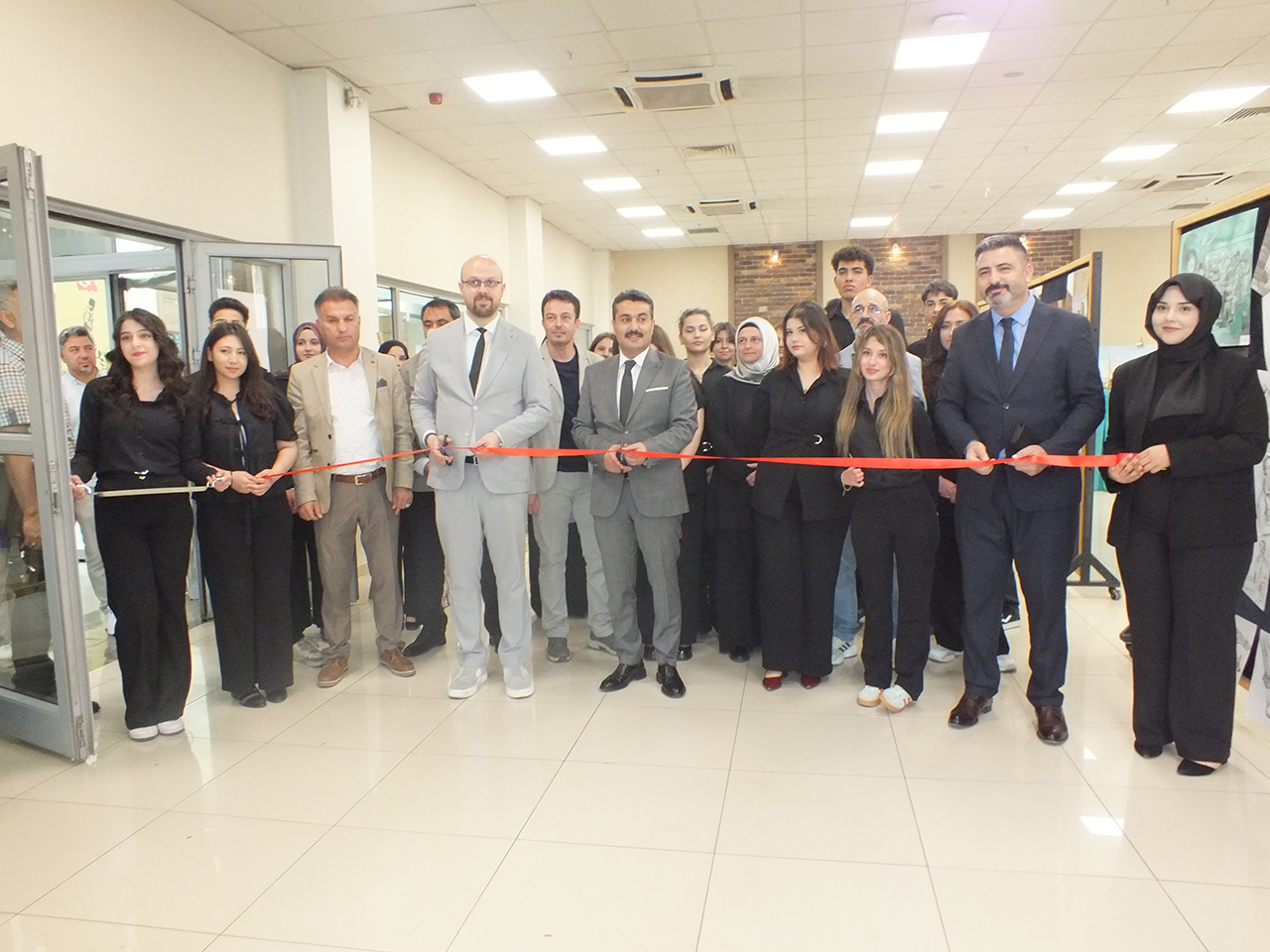 aa-20260610-41632344-41632340-sivasta-lise-ogrencileri-yil-sonu-karma-resim-sergisi-acti.jpg