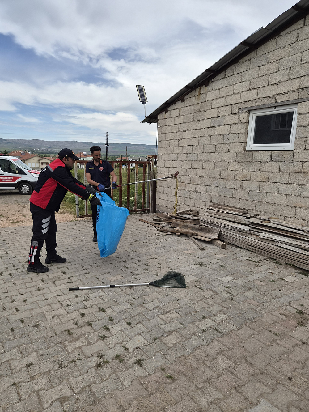 bahceye-giren-2-metrelik-yilan-itfaiye-1356136-402653.jpg