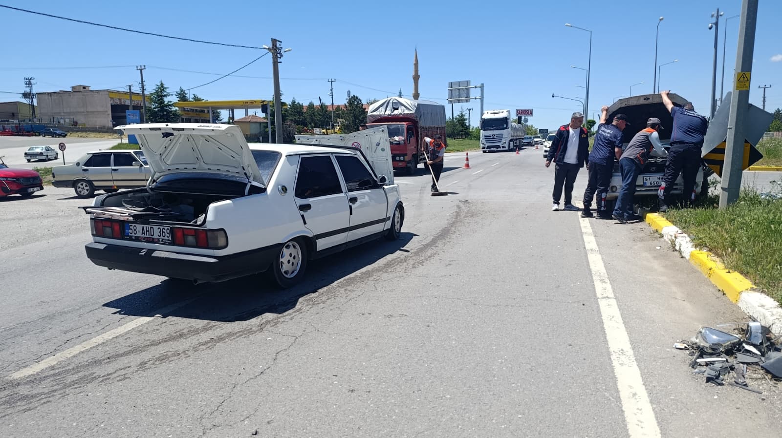 aa-20260617-41698918-41698916-sarkislada-iki-otomobilin-carpistigi-kazada-2-kisi-yaralandi.jpg