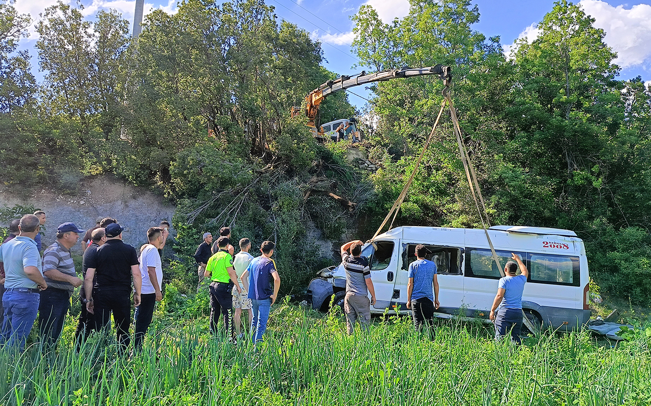 minibus-sarampole-yuvarlandi-8-yarali-1375247-408313.jpg