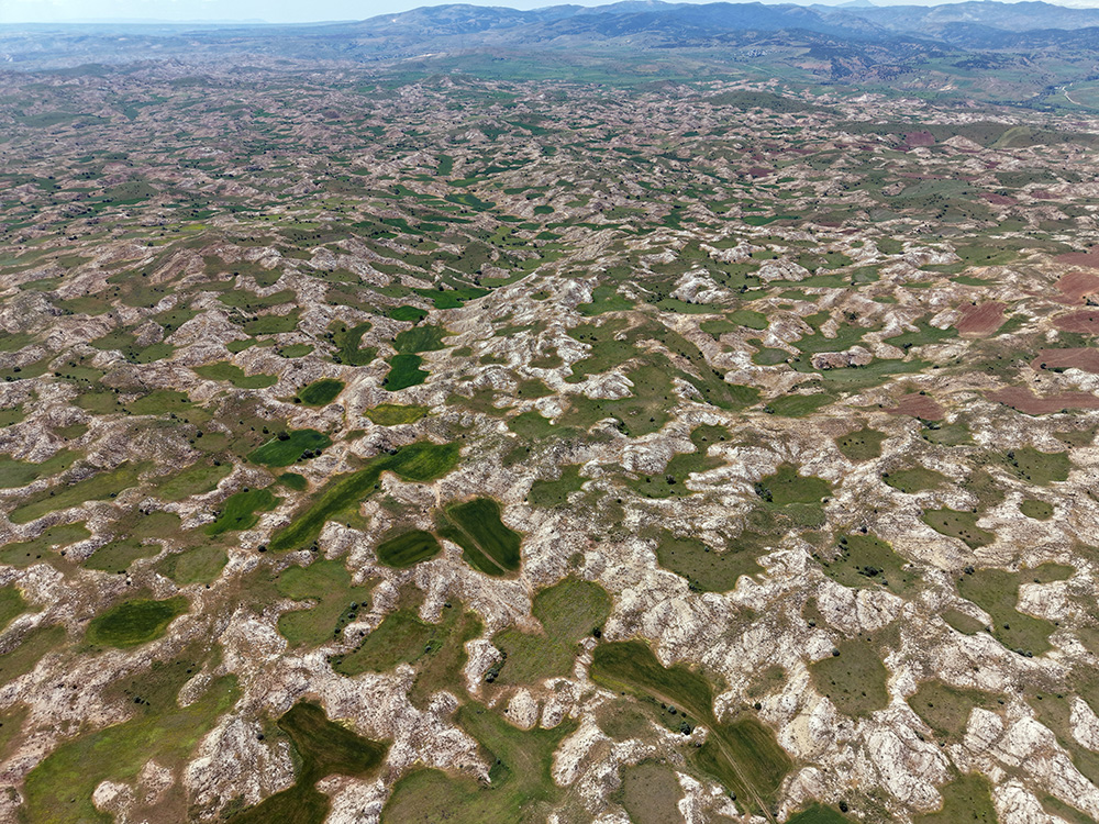 aa-20260625-41782496-41782492-sivasta-obruklar-ve-tabanindaki-gol-dronla-goruntulendi.jpg