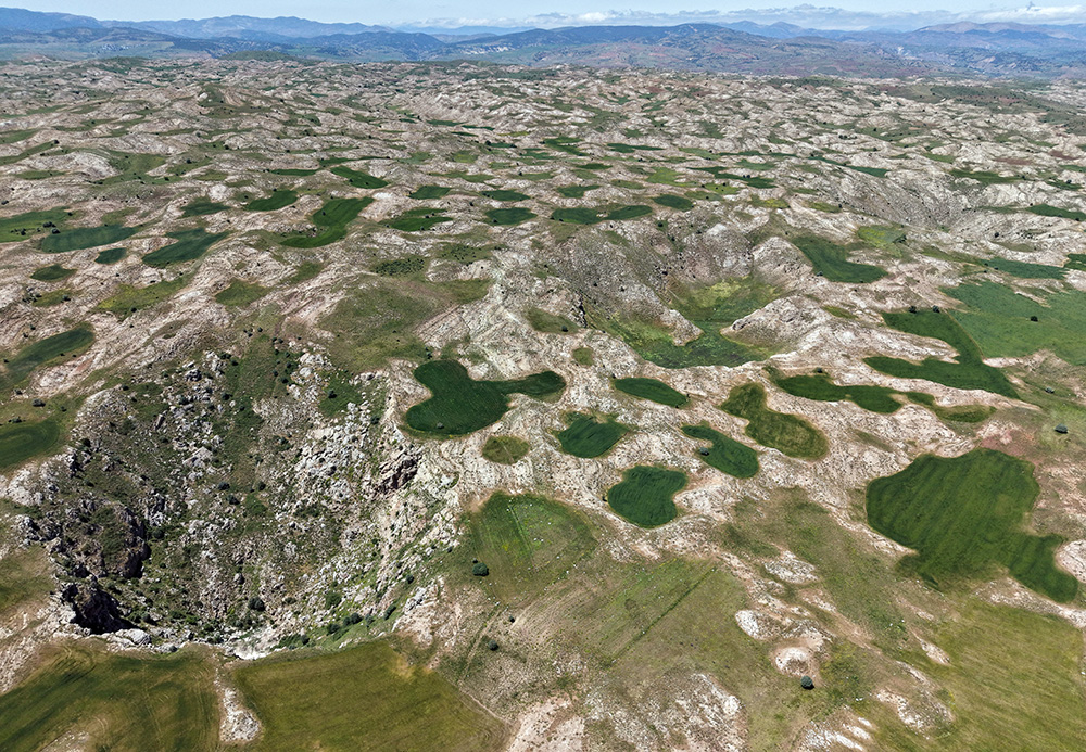 aa-20260625-41782496-41782494-sivasta-obruklar-ve-tabanindaki-gol-dronla-goruntulendi.jpg
