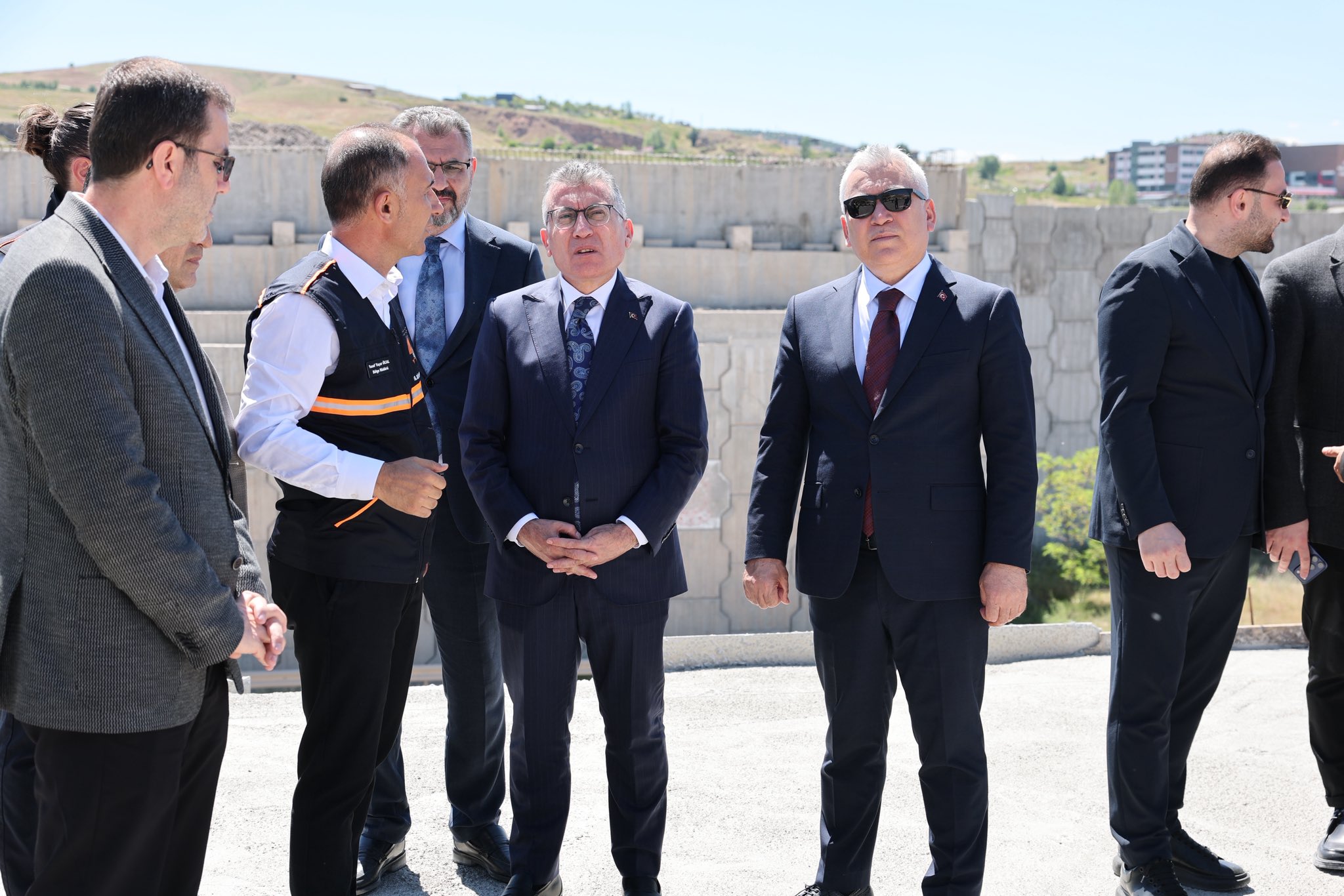 hmpeyy3xkaexjqv.jpg