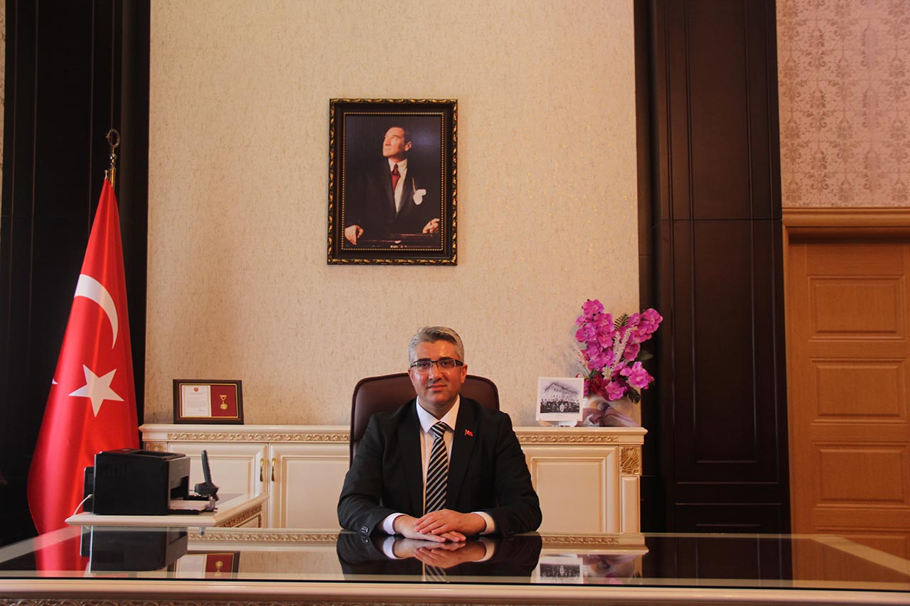 zaranin-yeni-kaymakami-malik-calisir-sehitlik-ziyaretiyle-gorevine-basladi-3.jpg
