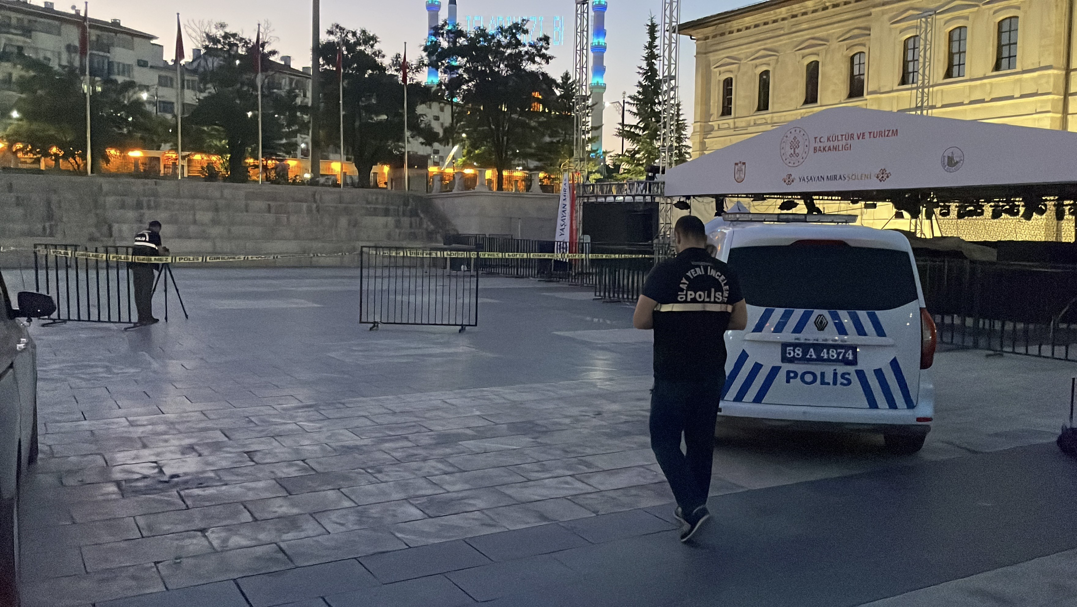 aw744856-07.jpg