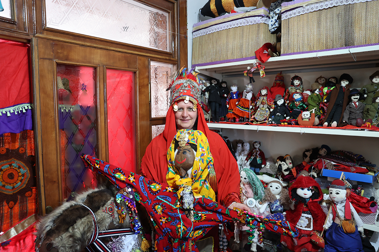aa-20260717-41998465-41998463-atolyeye-donusturdugu-evinde-diktigi-yoresel-motifli-bez-bebekleri-yurt-disina-satiyor.jpg