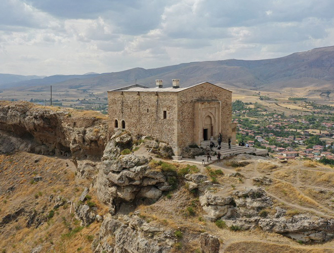 divrigi-kale-camii-anadolunun-tarih-kokan-minaresiz-cami-844-yildir-ayakta-1721982735045.jpg