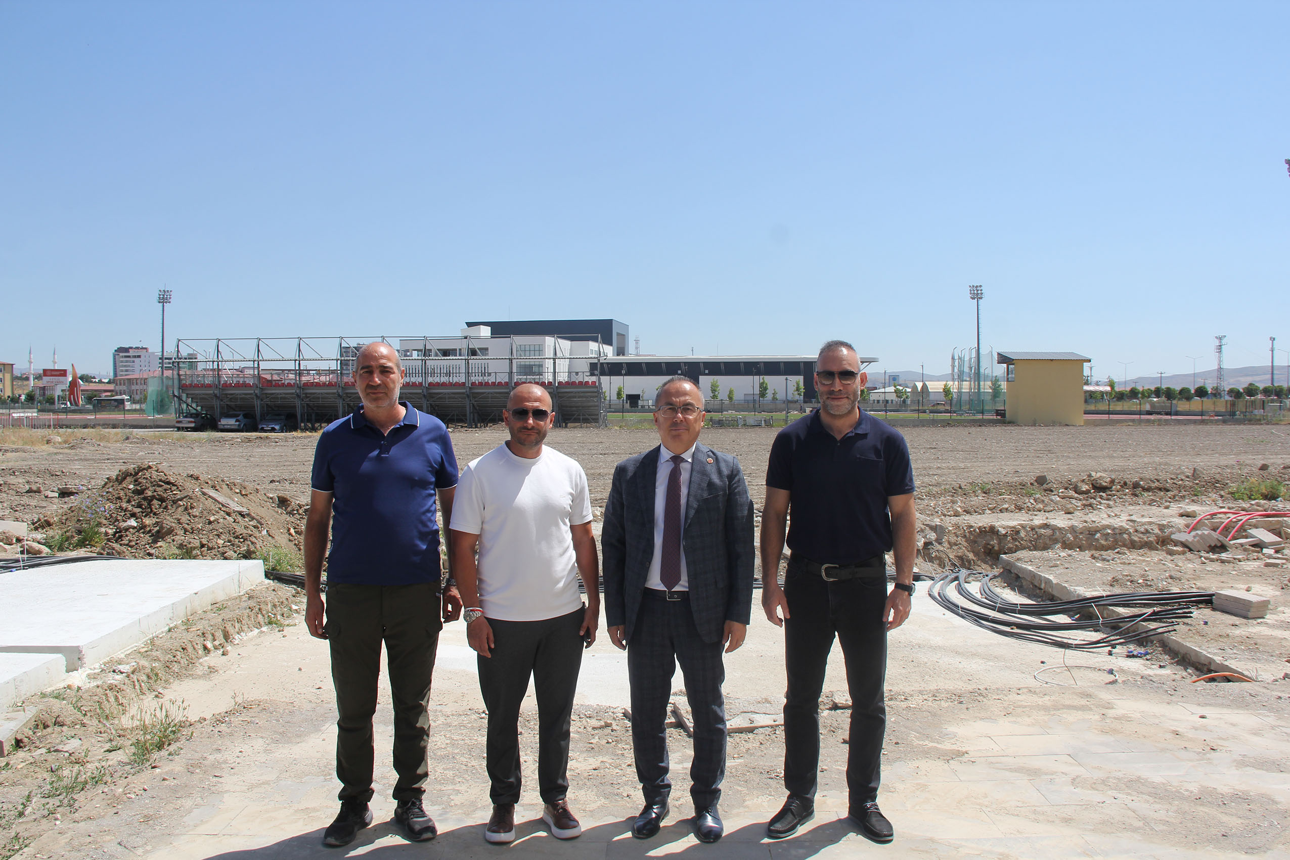 genclikspor-sentetik-saha-yapimi-1.jpg