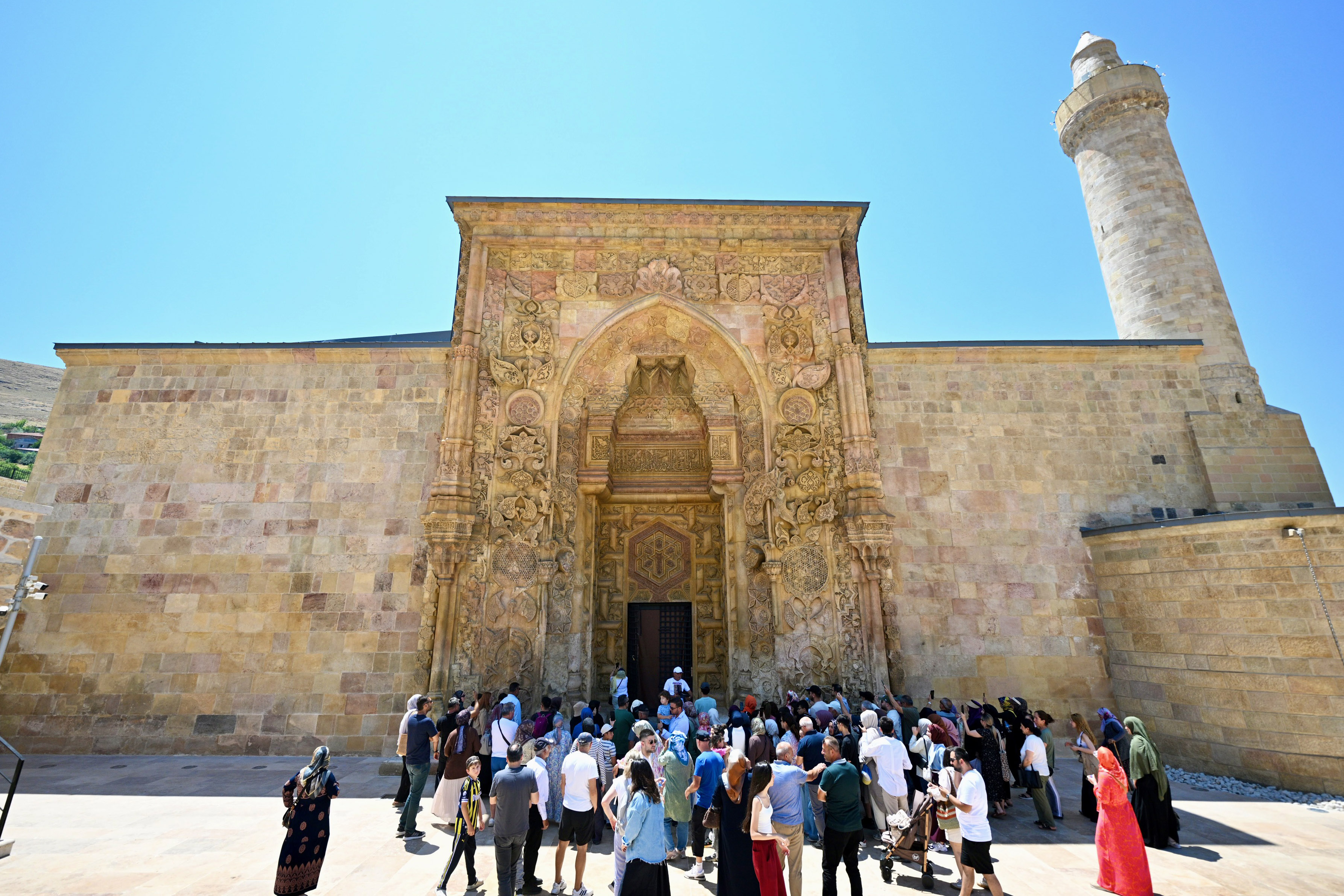 aa-20260728-42080999-42080972-motif-motif-islenen-taslarda-golgeler-yuzyillardir-kiyama-duruyor.jpg