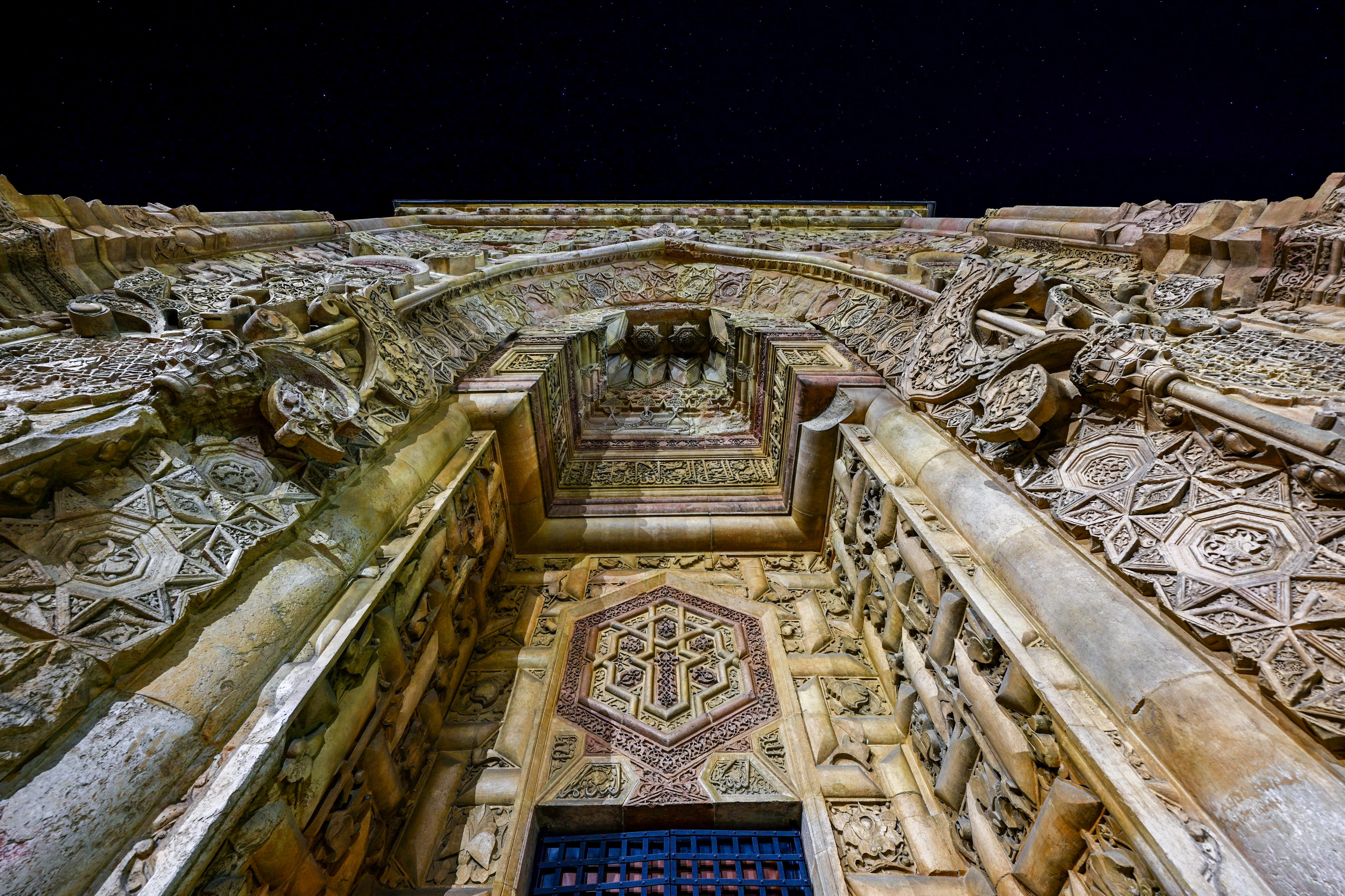 aa-20260728-42080999-42080997-motif-motif-islenen-taslarda-golgeler-yuzyillardir-kiyama-duruyor.jpg