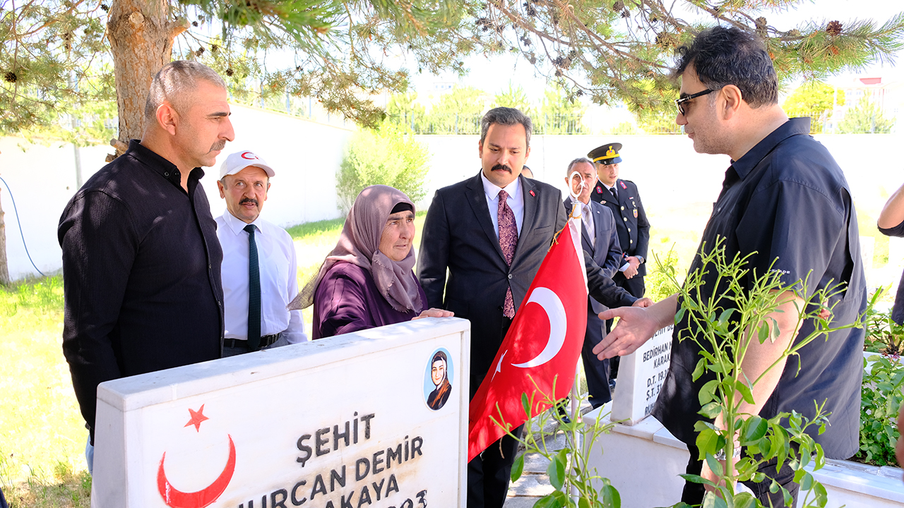 sehit-bedirhan-bebek-ve-annesi-kabirleri-1437827-427469.jpg