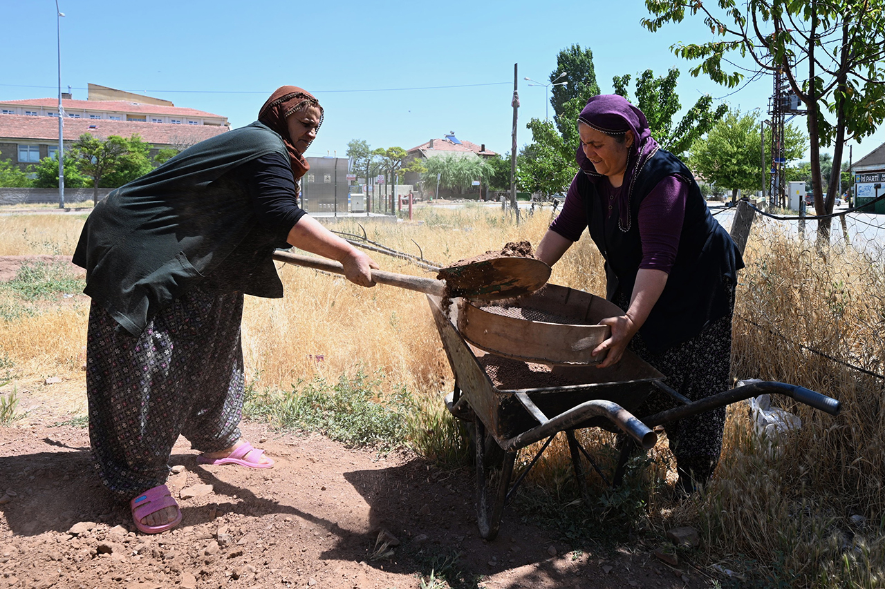 aa-20260801-42117516-42117489-killi-toprak-ve-keci-kiliyla-yaptiklari-tandirlarla-aile-butcesine-katki-sagliyorlar.jpg
