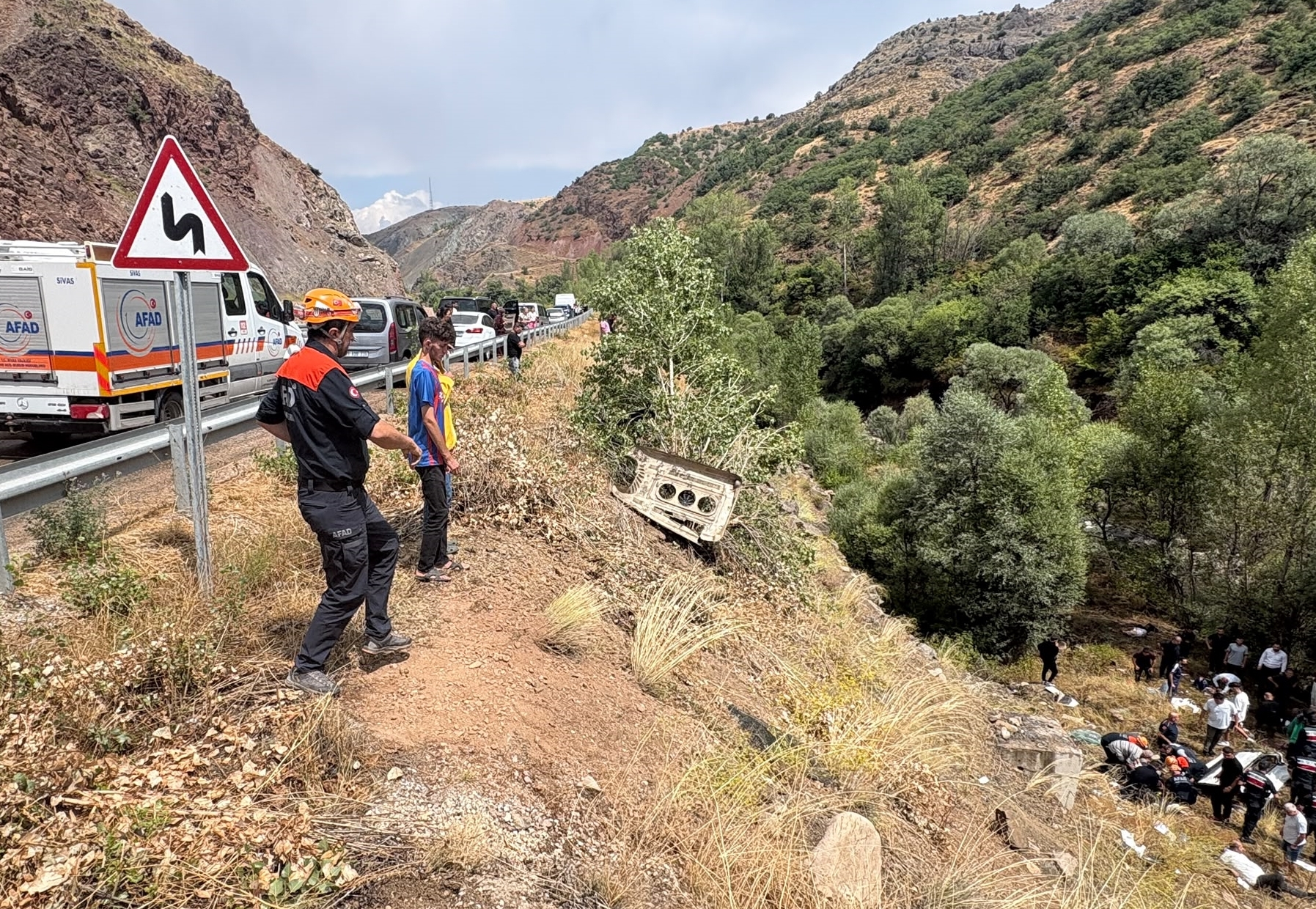 aa-20260818-42240028-42240027-sivasta-yolcu-minibusunun-devrildigi-kazada-4-kisi-oldu-10-kisi-yaralandi.jpg