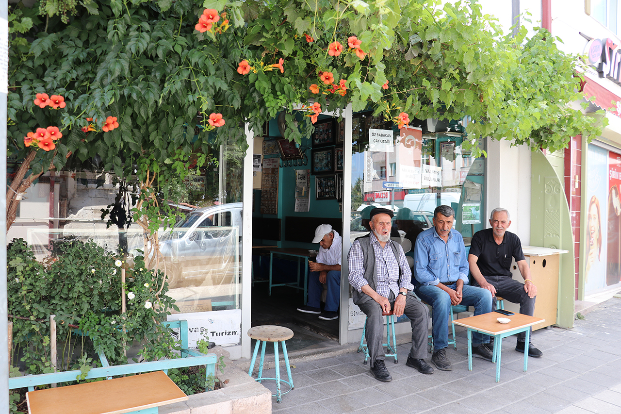 aa-20260821-42266817-42266806-yakinlari-arkadaslari-ve-musterilerinin-fotograflarini-cay-ocaginda-sergiliyor.jpg