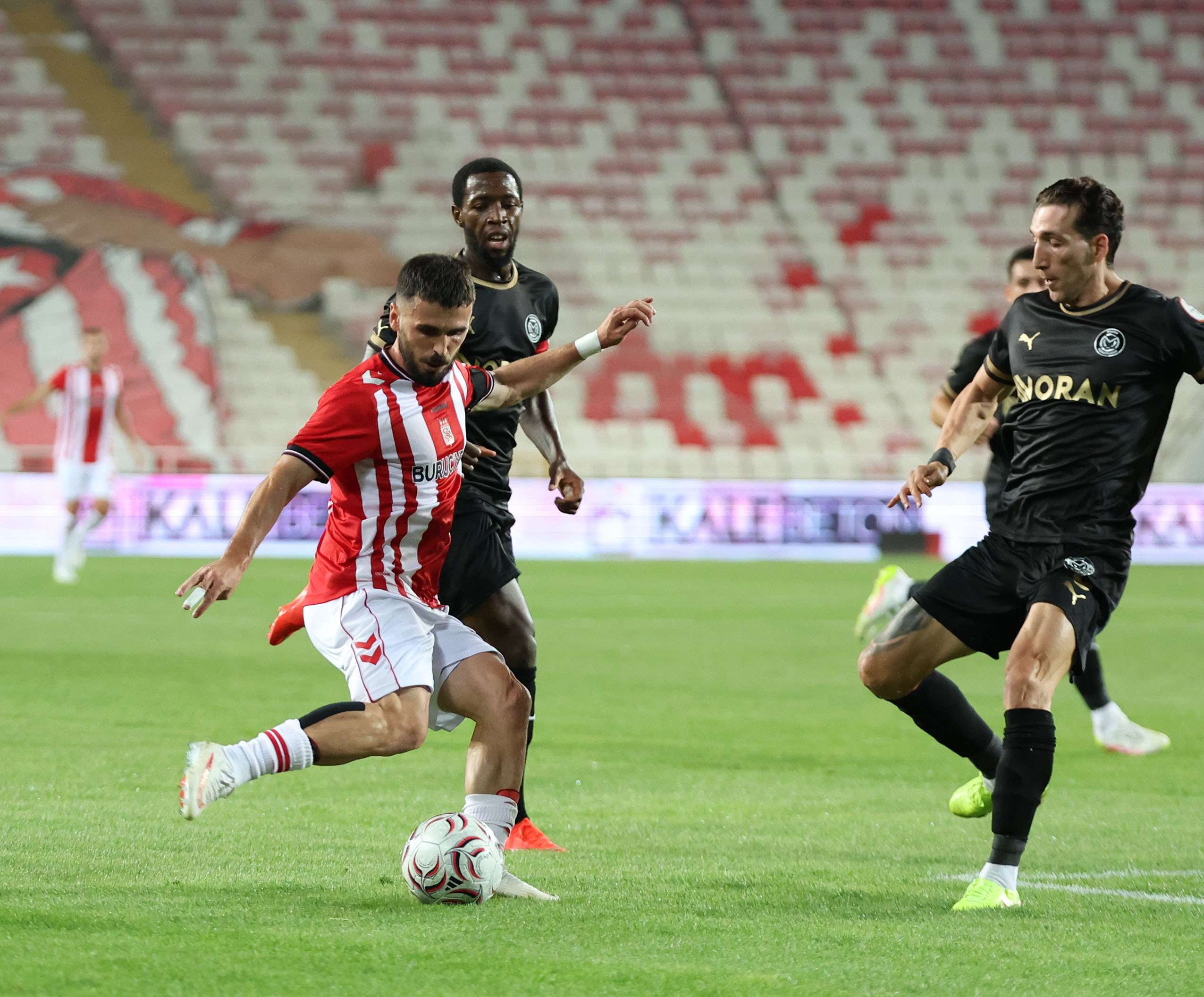 sivasspor-manisa-fk-seyirci-sayisi-2.jpg
