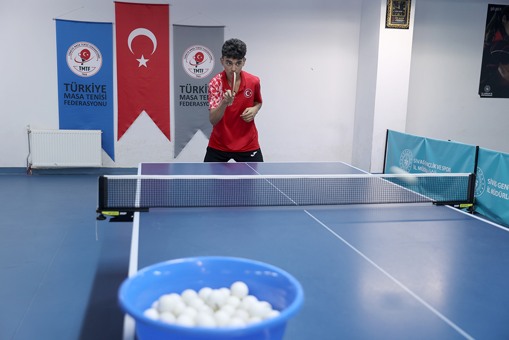 aa-20260830-42339185-42339183-yemek-masasina-file-gererek-masa-tenisine-baslayan-ebubekir-ince-avrupadan-3-madalyayla-dondu.jpg