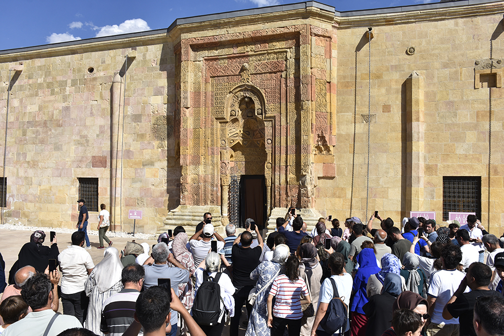 tarihin-tasla-yazilmis-saheserinde-golg-1483537-441388.jpg