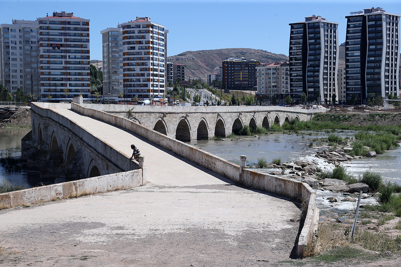 aa-20260910-42431667-42431662-kizilirmak-uzerindeki-tarihi-egri-kopru-12-bin-renk-tonuyla-aydinlatilacak.jpg