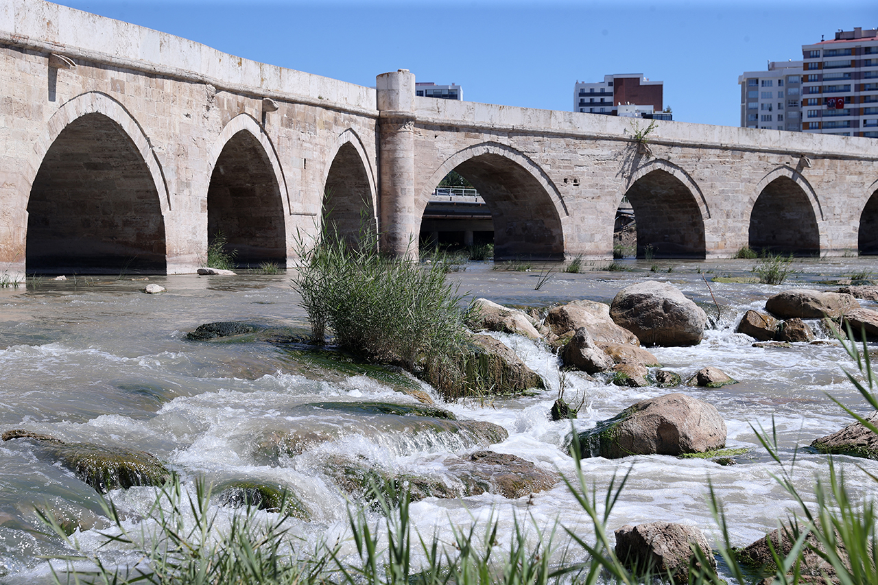 aa-20260910-42431667-42431664-kizilirmak-uzerindeki-tarihi-egri-kopru-12-bin-renk-tonuyla-aydinlatilacak.jpg