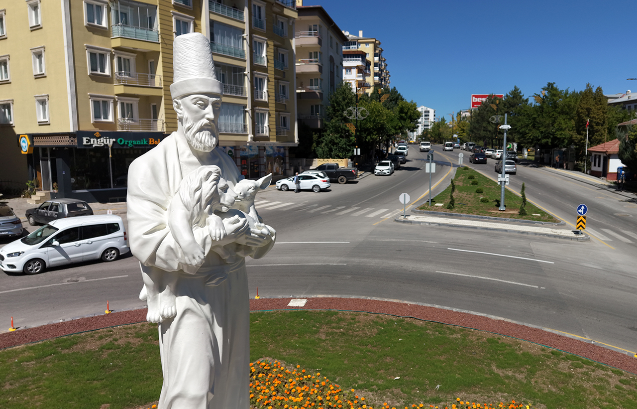 aa-20260912-42447538-42447531-haci-bektas-velinin-birlik-mesaji-veren-aslanli-ve-ceylanli-heykeli-yaptirildi.jpg