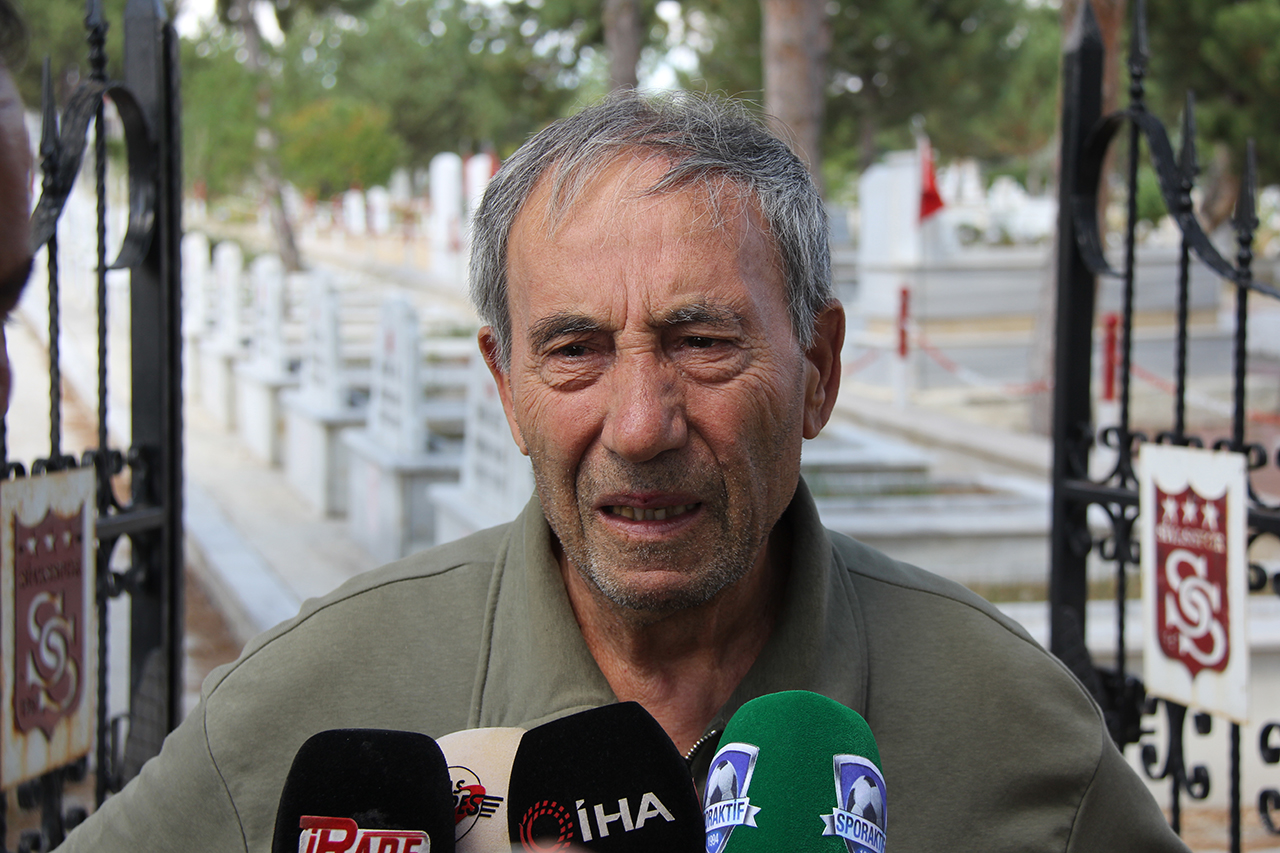 sivasspor-yonetim-futbolcular-mezarlik-1.jpg