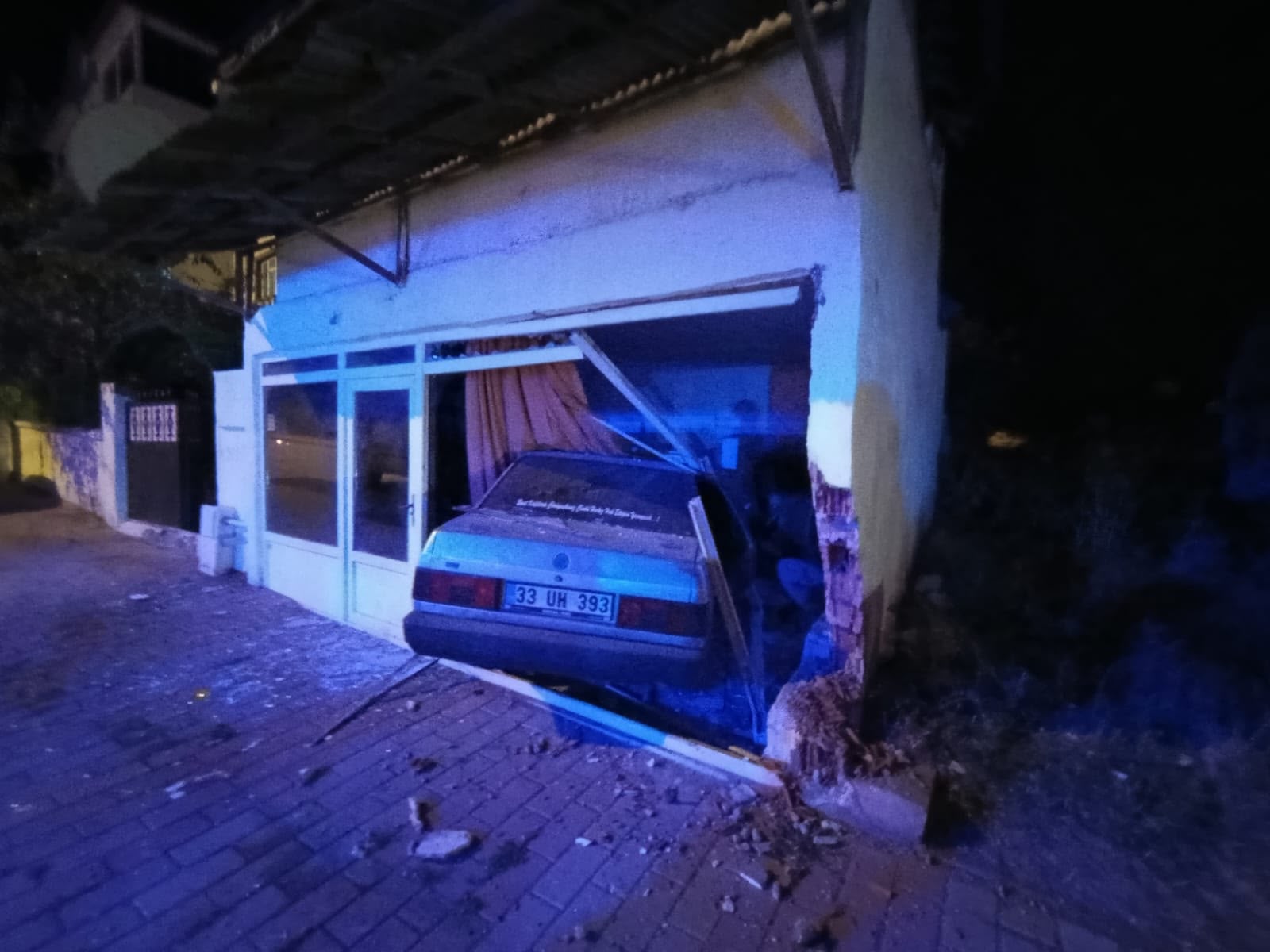 aa-20260919-42510460-42510459-sivasta-garaj-duvarina-carpan-otomobildeki-2-kisi-yaralandi.jpg