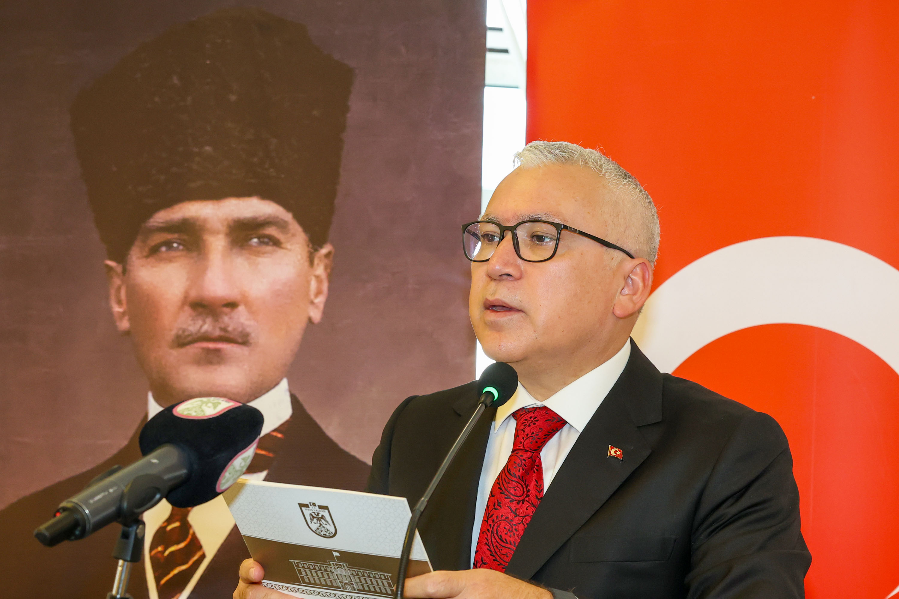 hskxxgmxyaa3bek.jpg