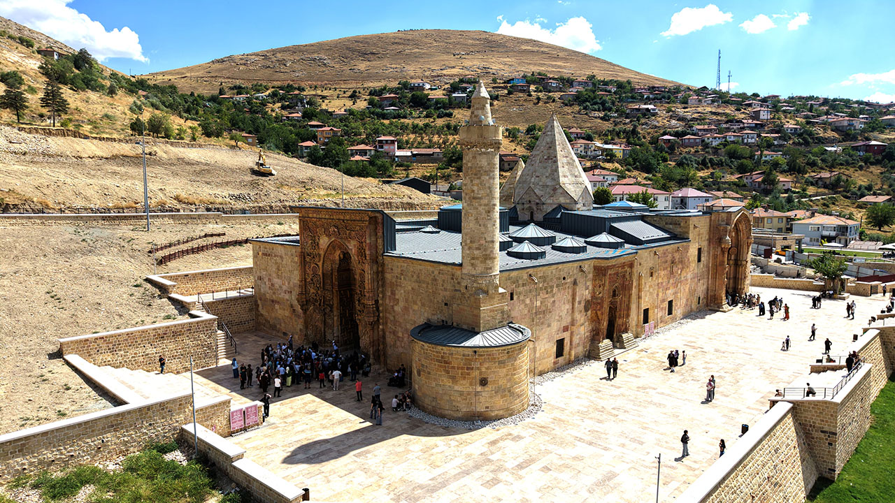divrigiye-gelen-onun-yanina-kosuyor-yanlis-anlatilmasina-kizdi-16-yildir-rehberlik-yapiyor-4.jpg