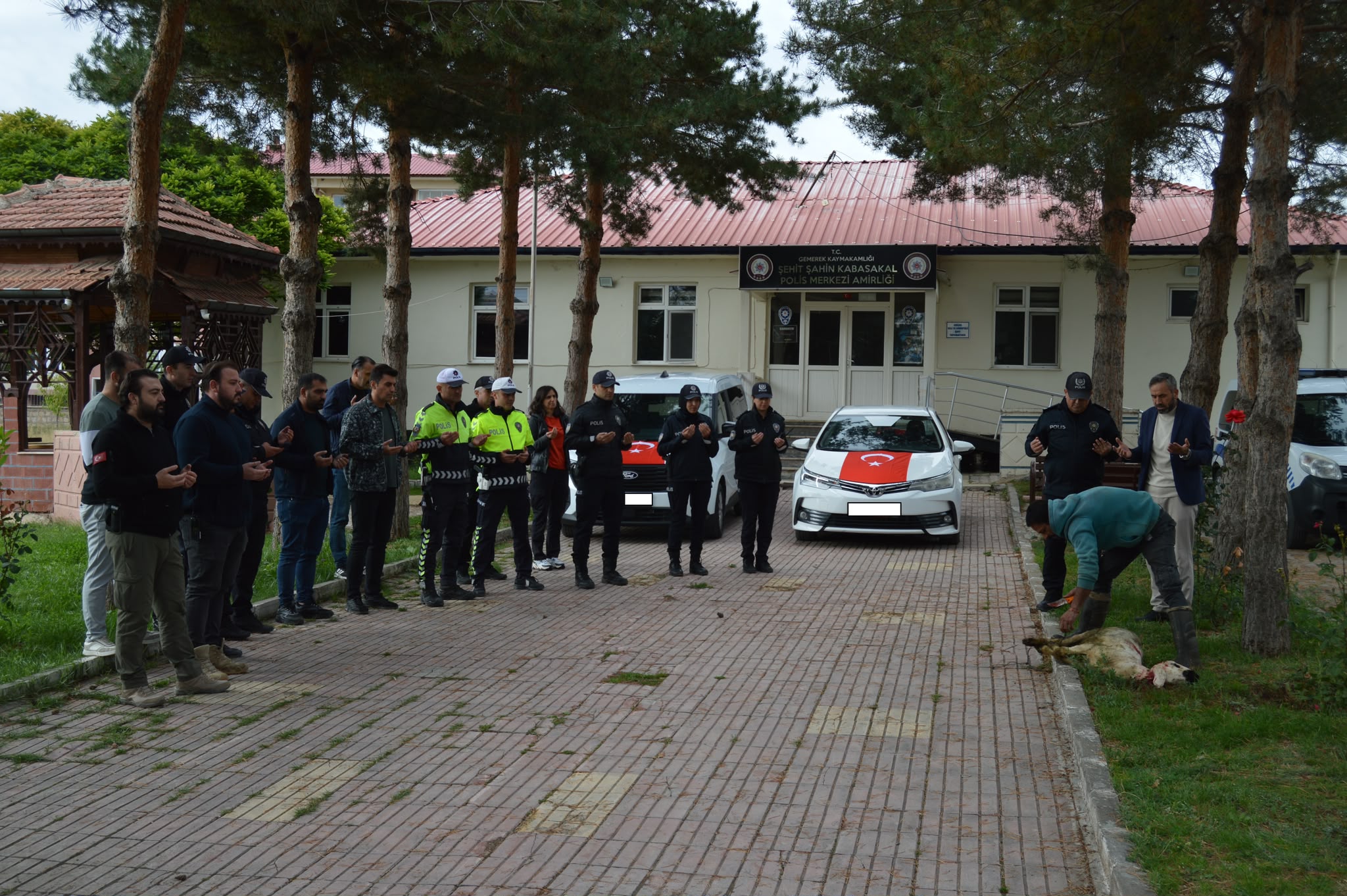 aa-20261002-42629400-42629398-gemerek-ilce-emniyet-mudurlugune-2-arac-kazandirildi.jpg