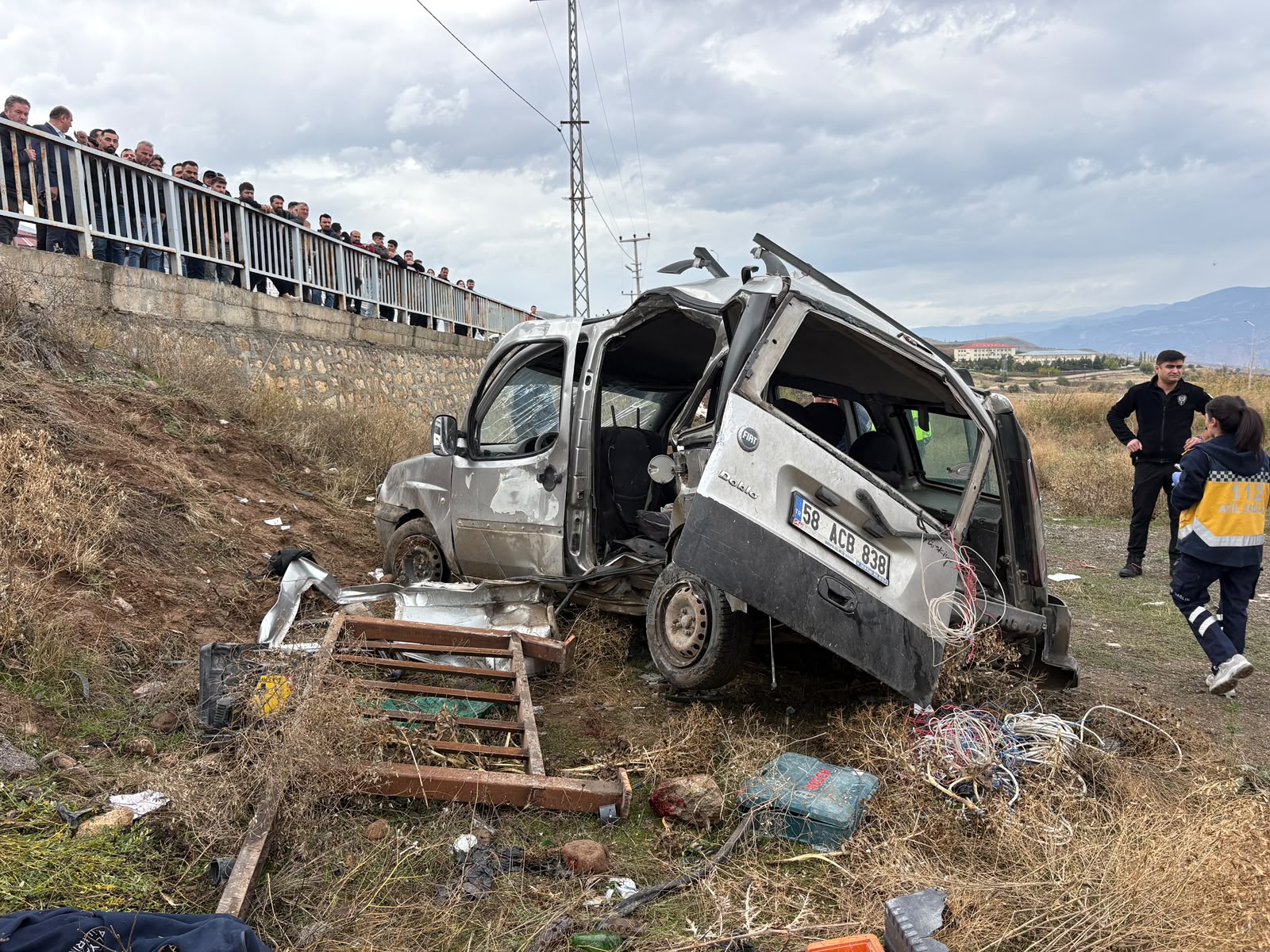 aa-20261016-42774903-42774900-sivasta-hafif-ticari-aracin-devrilmesi-sonucu-3u-agir-5-kisi-yaralandi-001.jpg